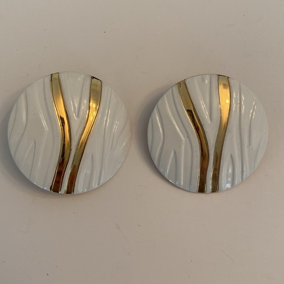 Various Vintage Clip On Earrings. Three sets included. - Picture 6 of 6